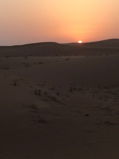 ドバイの砂漠のサンセット
