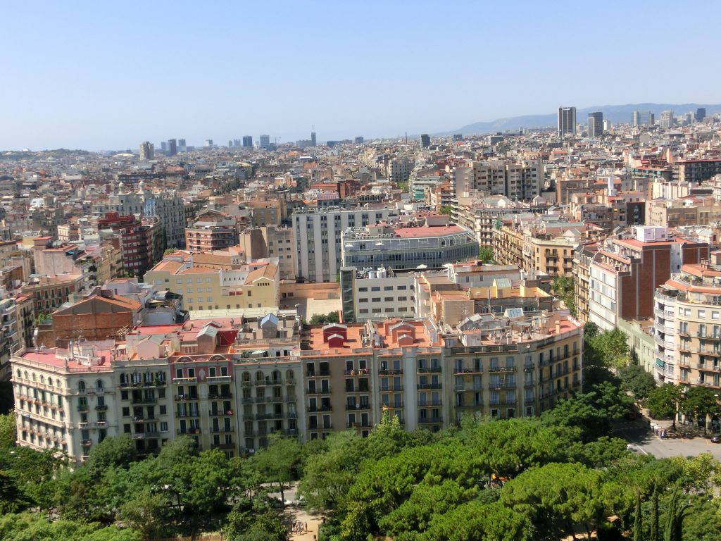 サグラダ・ファミリアの生誕のファサードから見えるバルセロナ市内