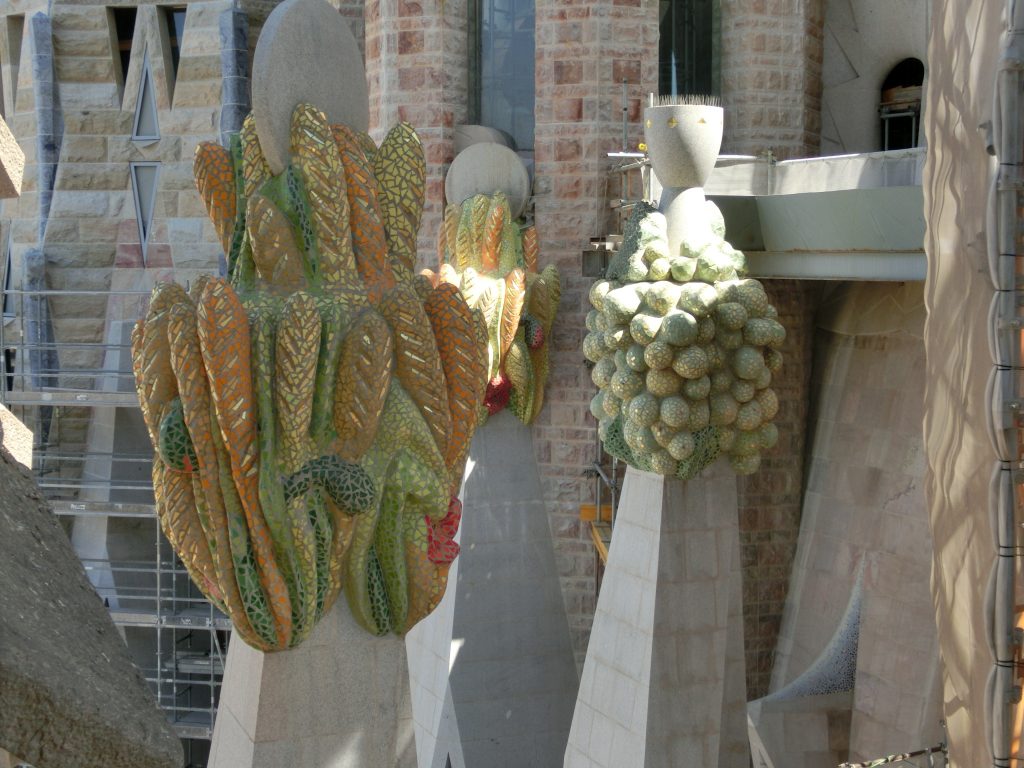 サグラダ・ファミリアの生誕のファサードから見える彫刻