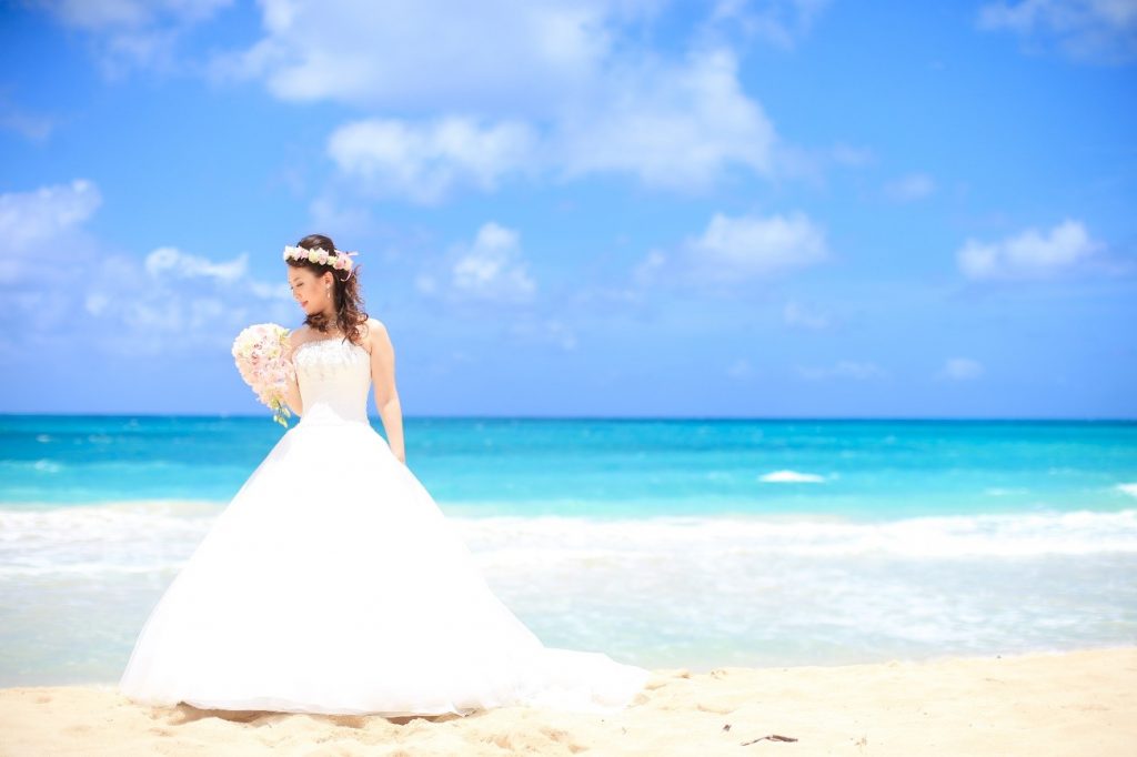 ワイマナロビーチでウェディングフォト、花嫁