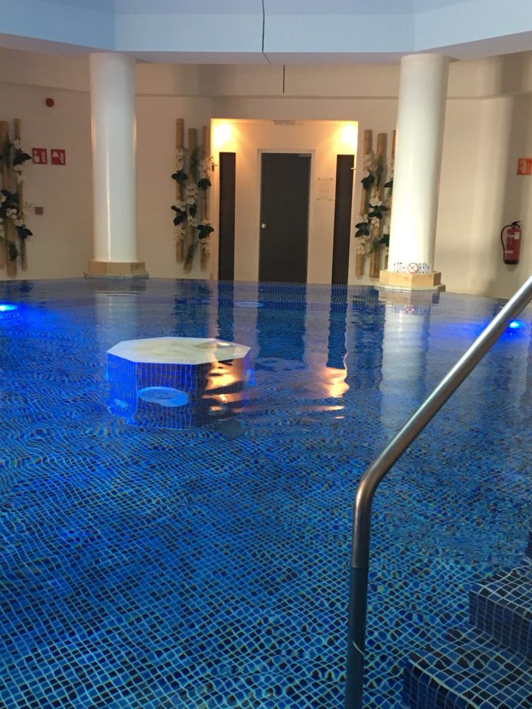 ザ セントレジス マルダバル マヨルカ リゾート（The St. Regis Mardavall Mallorca Resort）の屋内プール