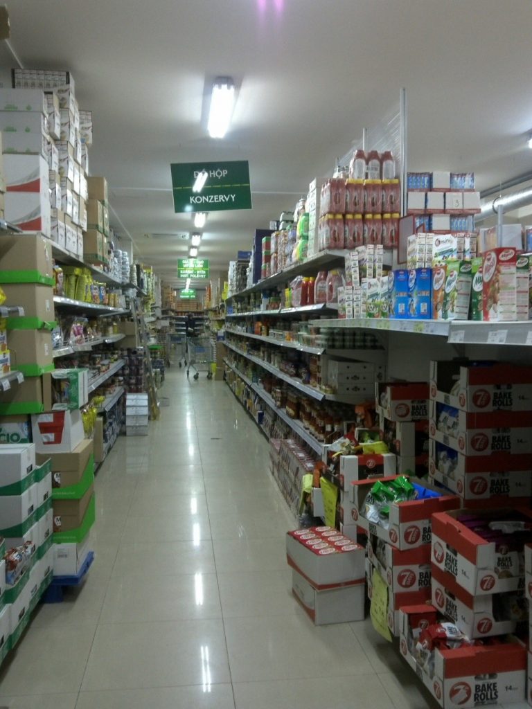 ベトナム市場内のスーパー、SAPA