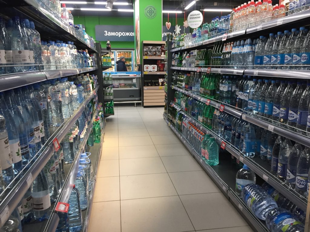 モスクワのスーパーのミネラルウォーター