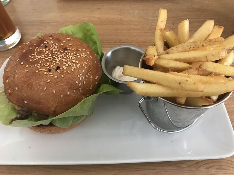 アウクスブルクのbeißer burgerのBBQハンバーガーとポテト