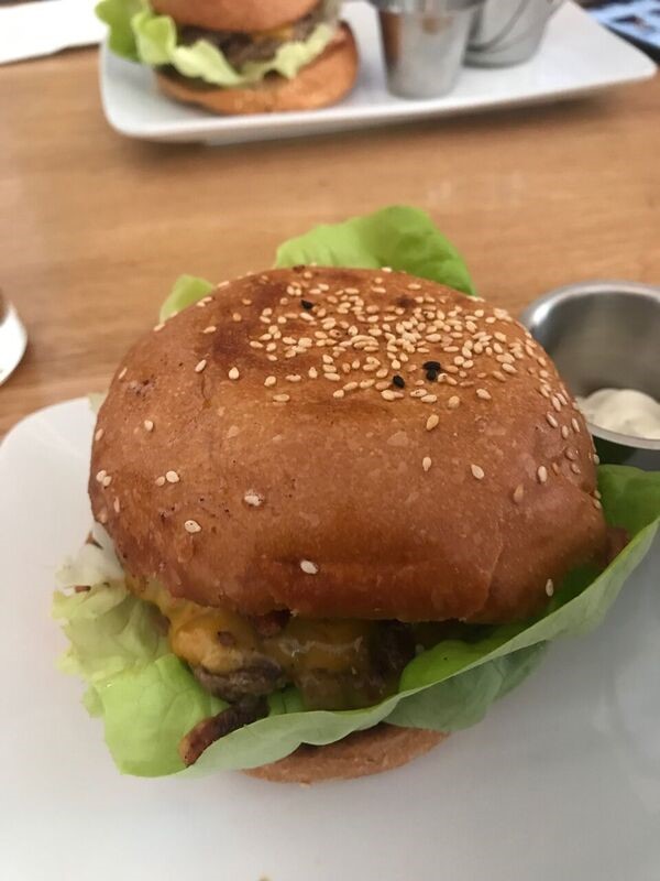 アウクスブルクのbeißer burgerのBBQハンバーガーアップ