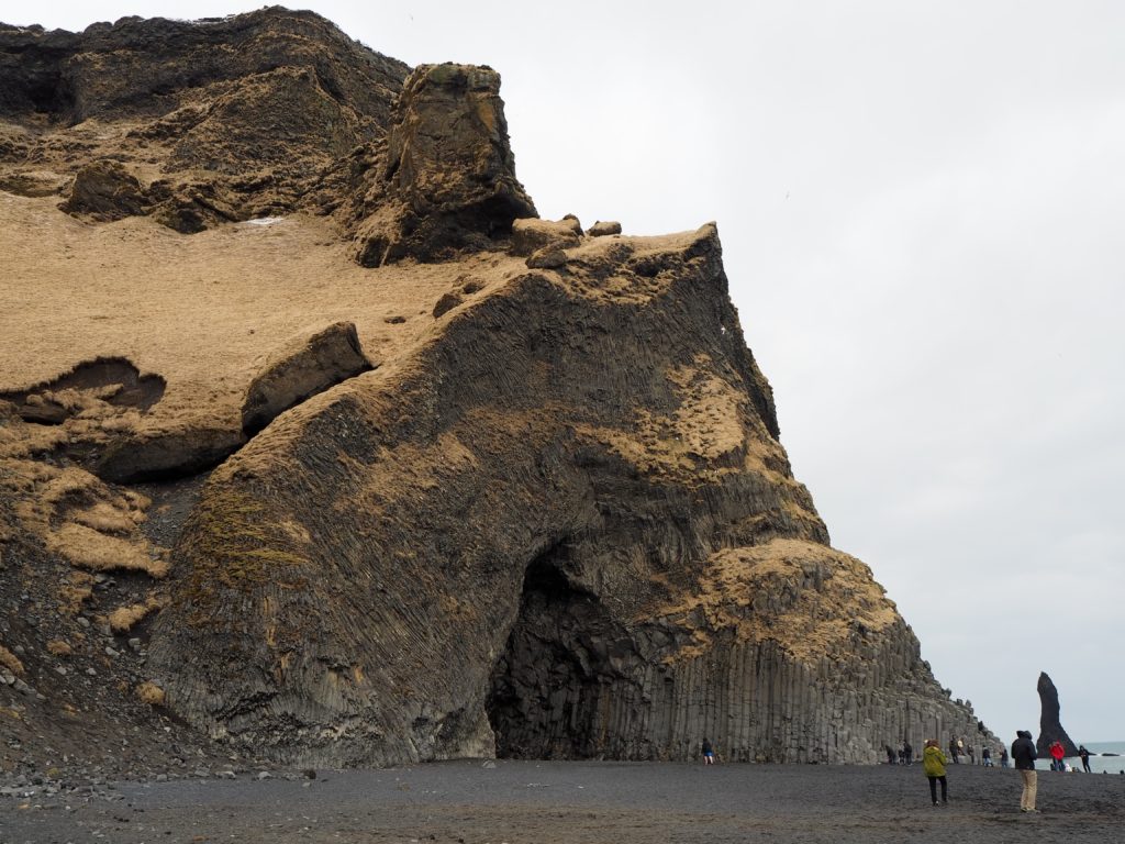 アイスランドのレイニスファラのブラックサンドビーチ