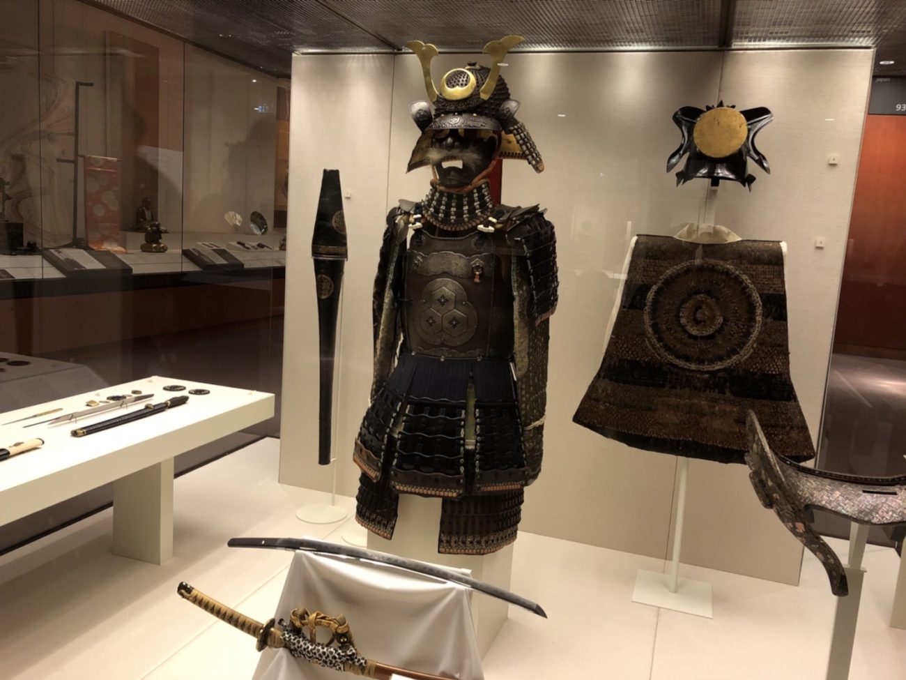 侍の甲冑と日本刀