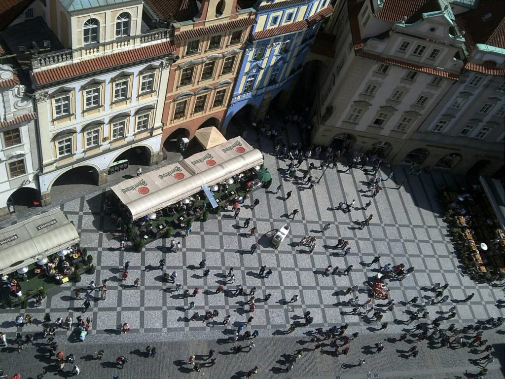 プラハ旧市街広場の天文時計を見上げる人々