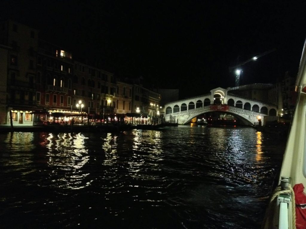 夜のヴェネツィアの運河