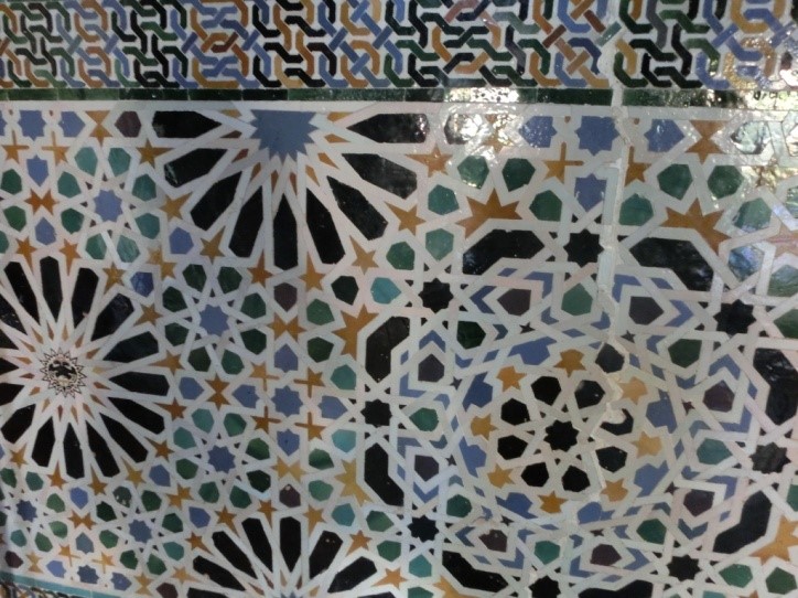 アルハンブラ宮殿のメスアールの間の天井や壁のタイル装飾