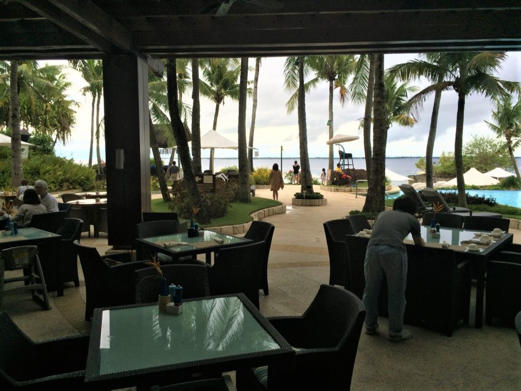 セブ島シャングリラホテル内のイタリアンレストラン、アクア(ACQUA)のテラス席