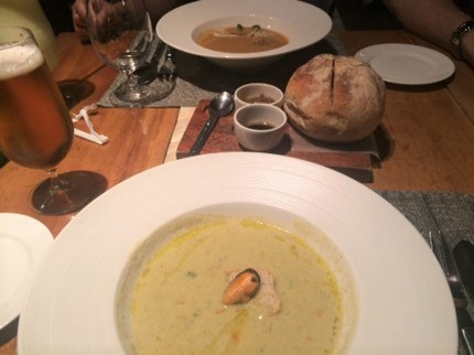 セブ島シャングリラホテル内のコウリーコーブ(COWRIE COVE)のマッシュルームと野菜のスープ