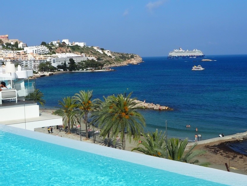 イビサ島の五つ星ホテル、ワン・イビサ・ビーチ・スイート(One Ibiza Beach Suites)のプールから見えるイビサタウン