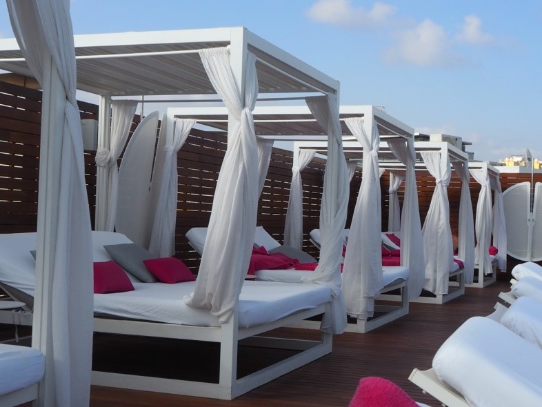 イビサ島の五つ星ホテル、ワン・イビサ・ビーチ・スイート(One Ibiza Beach Suites)のインフィニティプール