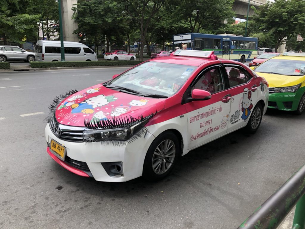 バンコクで見かけた、ハローキティのタクシー