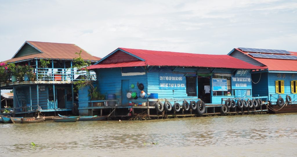 トンレサップ湖のベトナム人学校