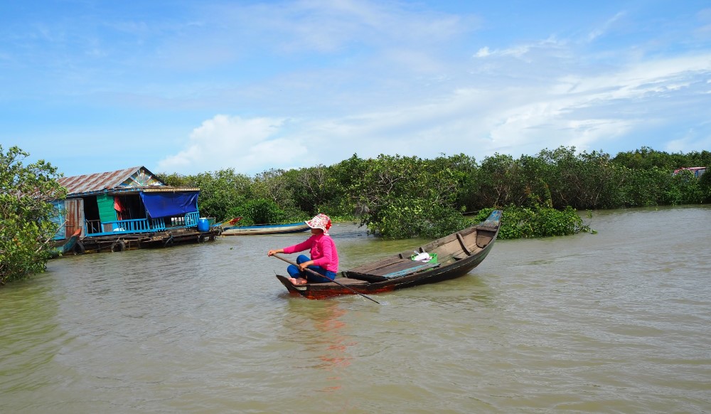 トンレサップ湖でボートに乗るベトナム人女性