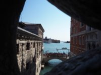 「溜息の橋」から眺めるヴェネツィア