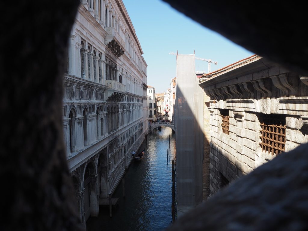 「溜息の橋」から眺める「溜息の橋」から眺めるヴェネツィア