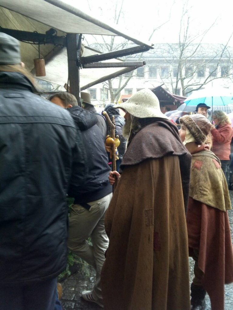 エスリンゲンのクリスマスマーケットにて中世の洋服を着た客