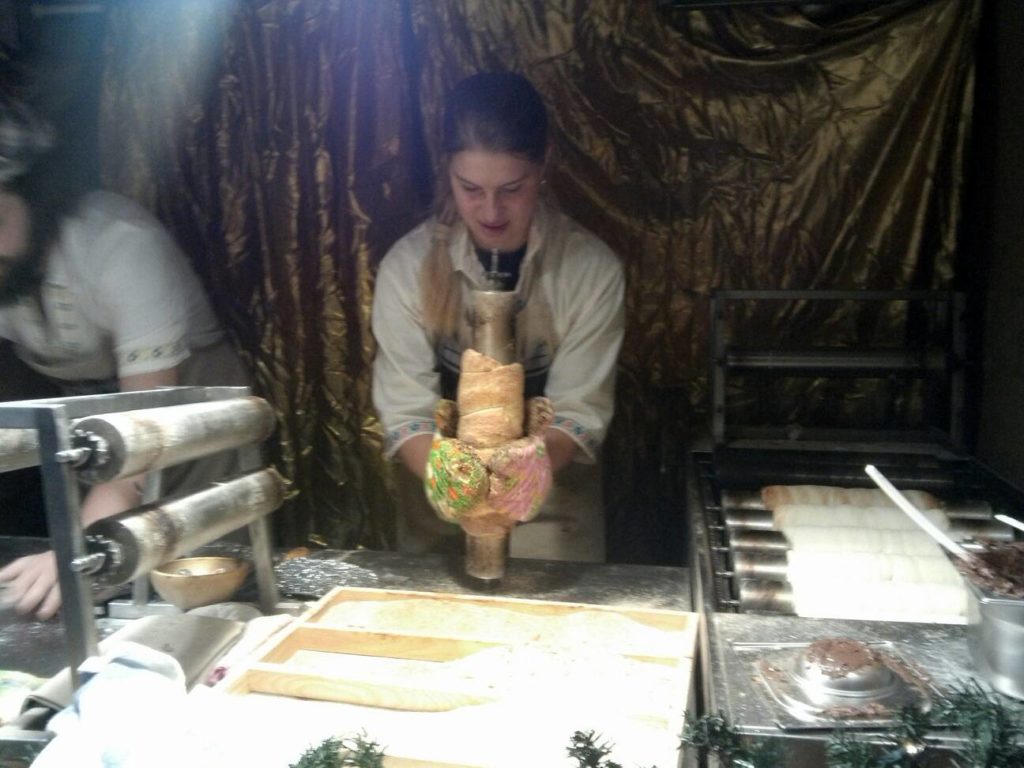 プラハの旧市街広場のクリスマスマーケットで作られるトゥルデルニーク(Trdelnik)と呼ばれるチェコの伝統菓子