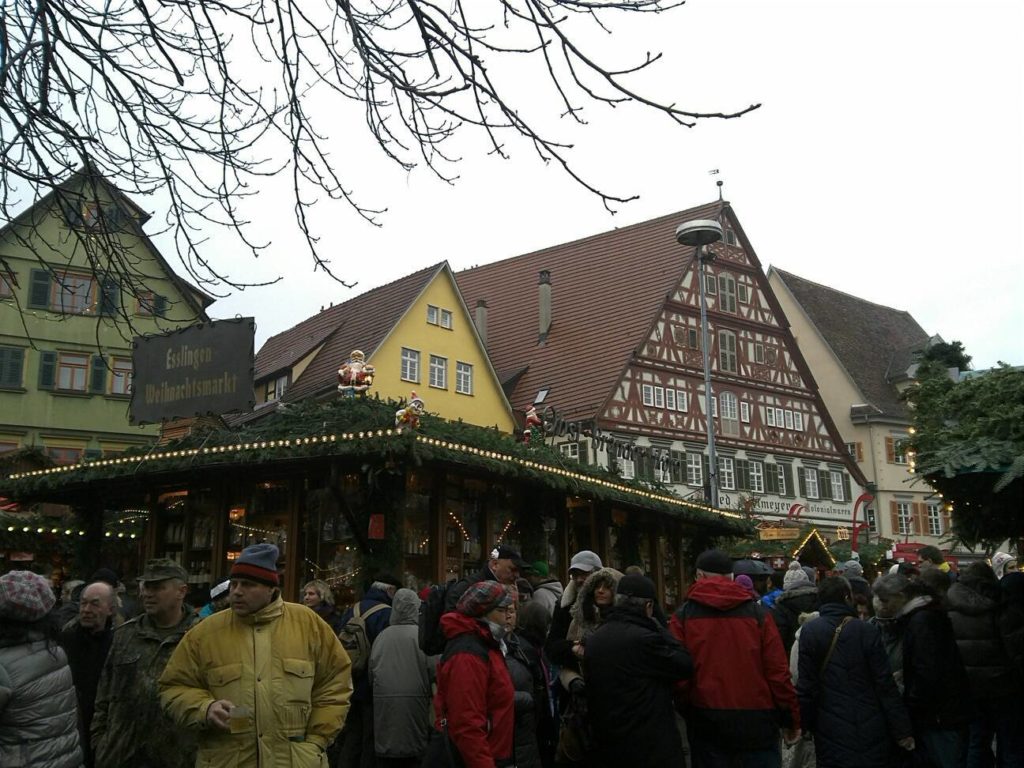 エスリンゲンのマルクト広場のクリスマスマーケットの様子