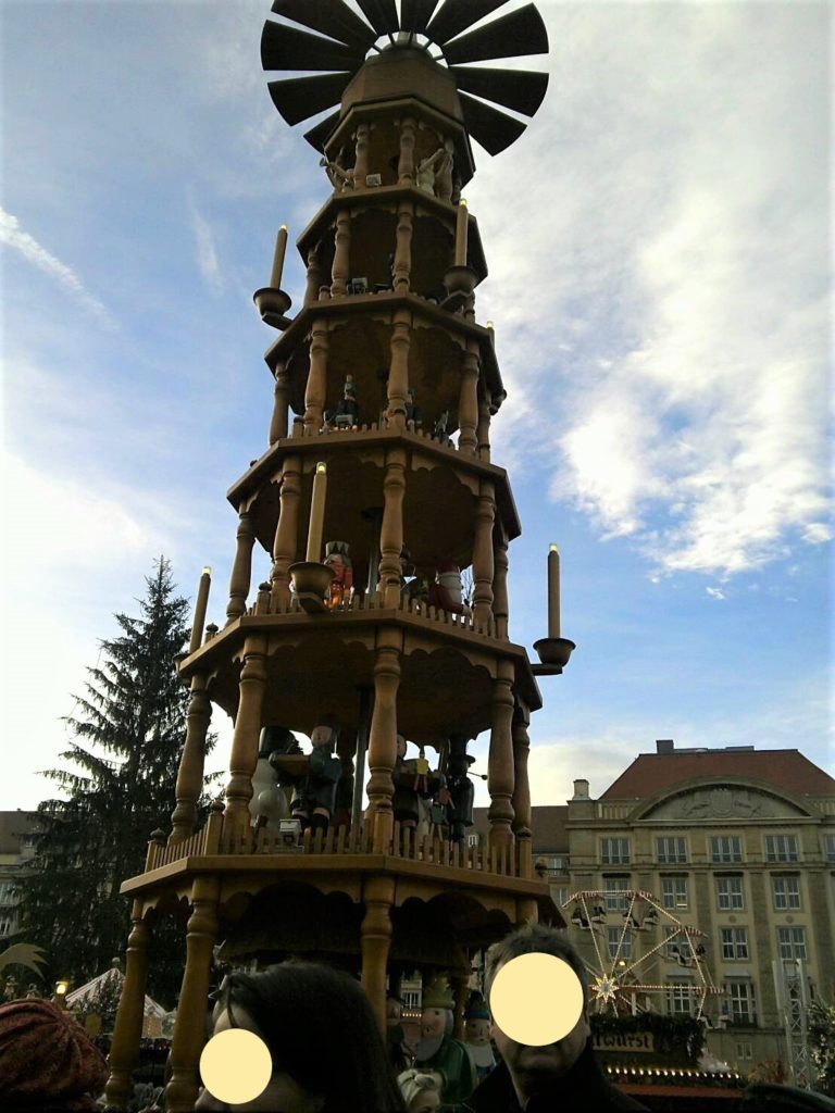ドレスデン・シュトリーツェルマルクト((The Dresden Striezelmarkt)のクリスマスピラミッド