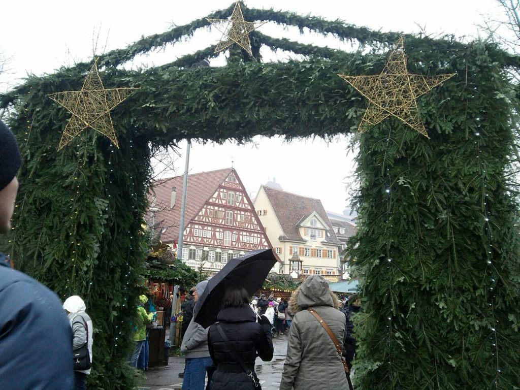 エスリンゲンのクリスマスマーケットで、マルクト広場の入り口のモミの木ゲート
