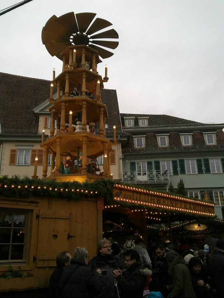 エスリンゲンのクリスマスマーケットのマルクト広場にあるクリスマスピラミッド