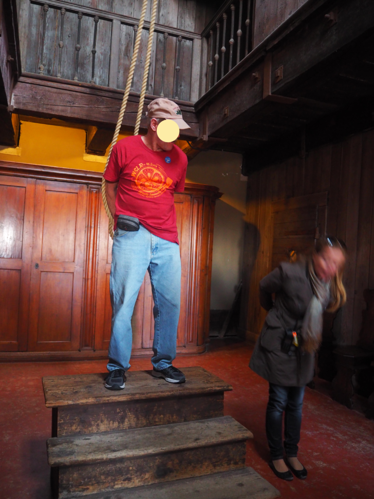 ドゥカーレ宮殿のシークレットツアーで見られる拷問部屋での拷問の様子