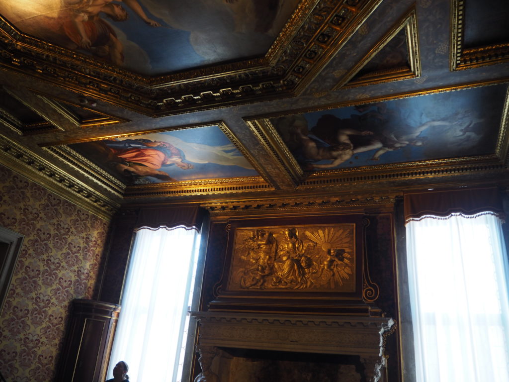 ドゥカーレ宮殿のシークレットツアーで見られる尋問官の部屋や三司法官の部屋