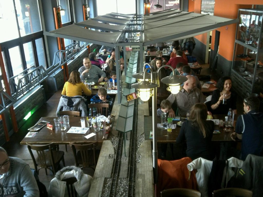 プラハの鉄道レストラン、Vytopna店内で食事をする人々の様子