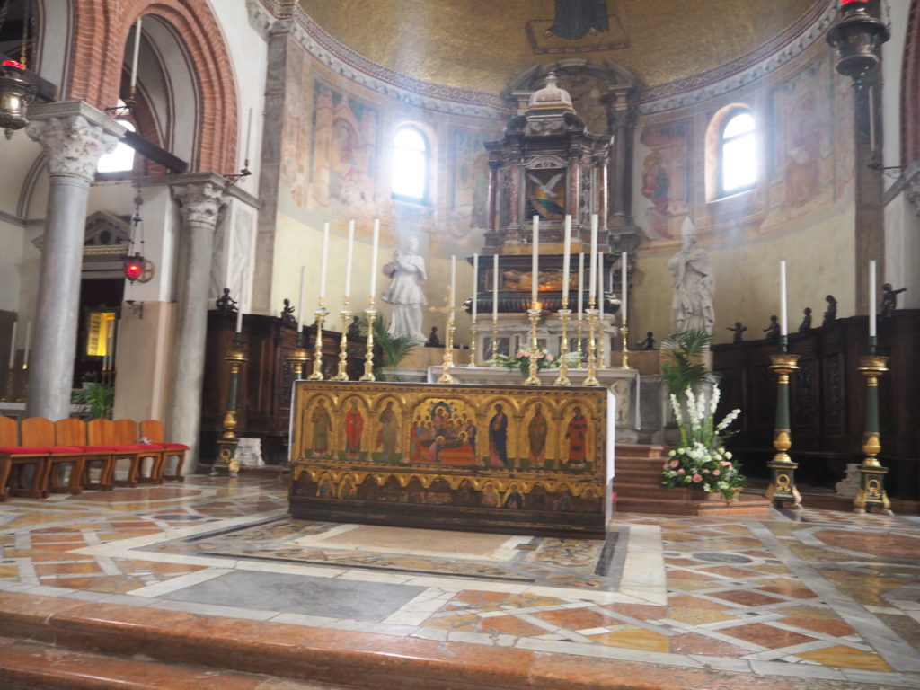 ムラーノ島のサンティ・マリア・エ・ドナート教会の祭壇とモザイクの床