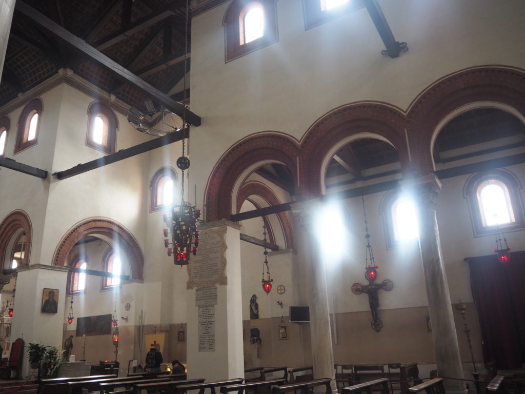 ムラーノ島のサンティ・マリア・エ・ドナート教会にある、ヴェネツィアングラスのシャンデリア