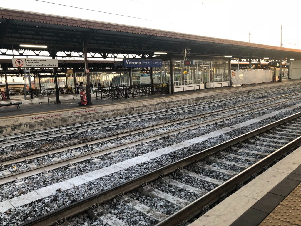 ヴェローナの駅でトレニタリア(Trenitalia)の列車が入る線路