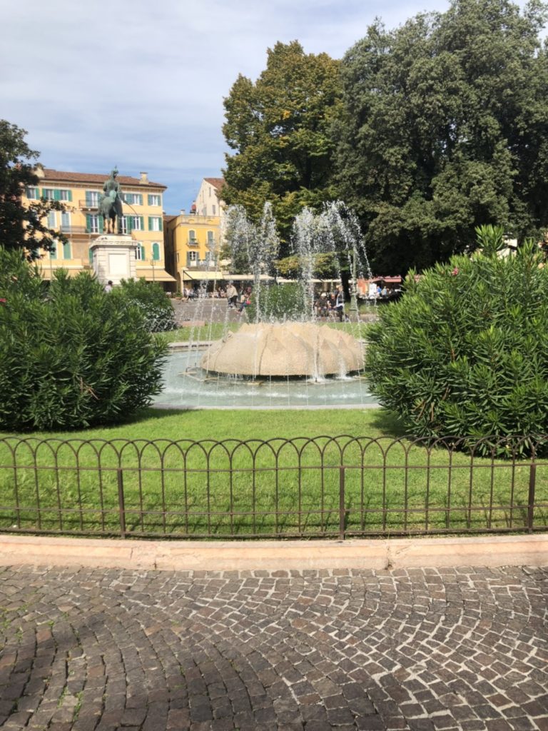 ヴェローナのブラ広場(Piazza Bra)にある公園の噴水