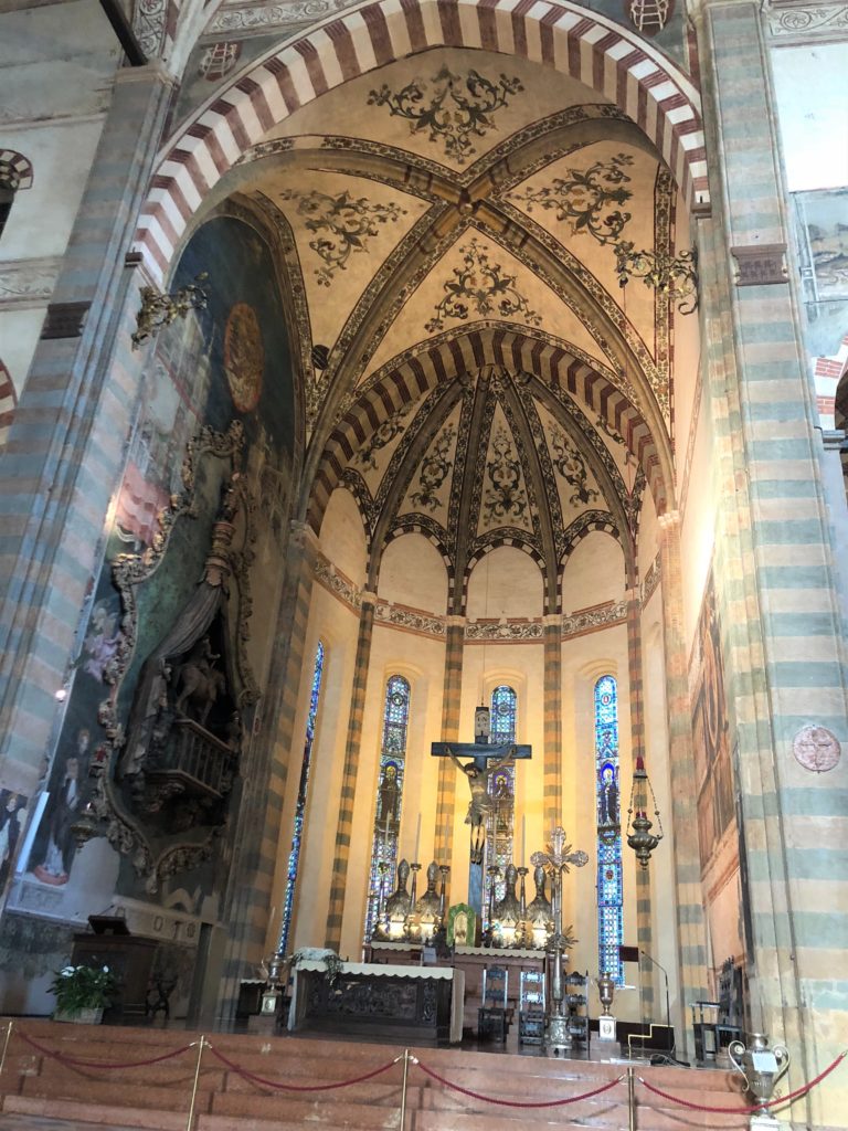 ヴェローナ最大のサンタナスターシア教会 (Basilica di S. Anastasia)内部の様子