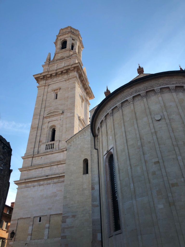 ヴェローナのドゥオーモ(Duomo di Verona)の入り口のある裏側