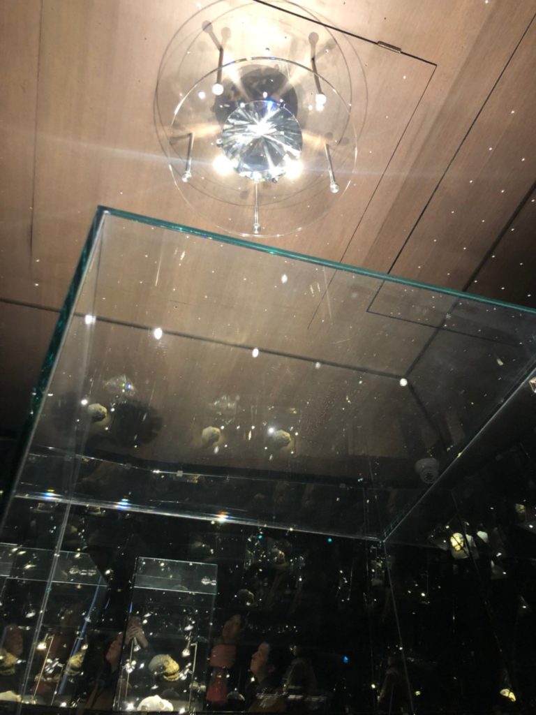 アムステルダムのダイヤモンド博物館(Diamant Museum)のDamien Hirst（ダミアン・ハースト）の頭蓋骨の作品の展示室