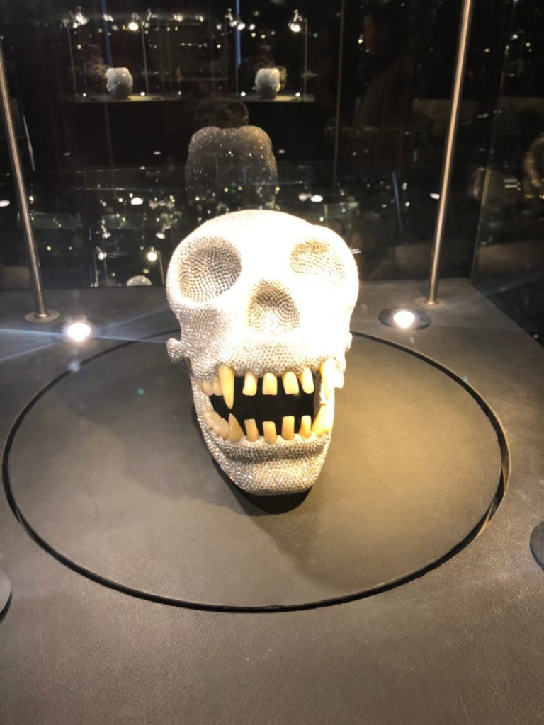 アムステルダムのダイヤモンド博物館(Diamant Museum)に展示されている、Damien Hirst（ダミアン・ハースト）の頭蓋骨の作品