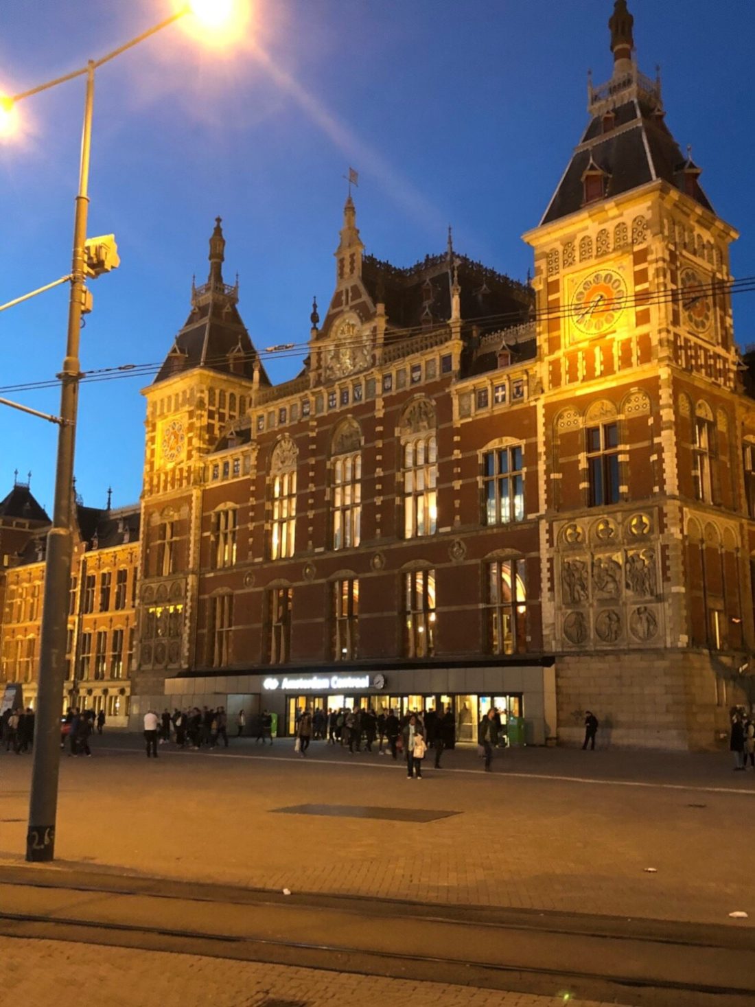 夜のアムステルダム中央駅 Station Amsterdam Centraal Tabily