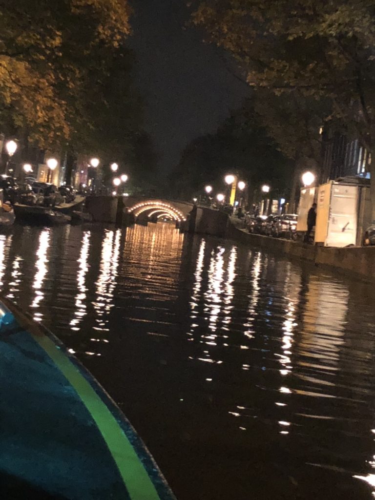 Lovers Canal Cruisesのディナークルーズで見たアムステルダムの運河に架かる橋