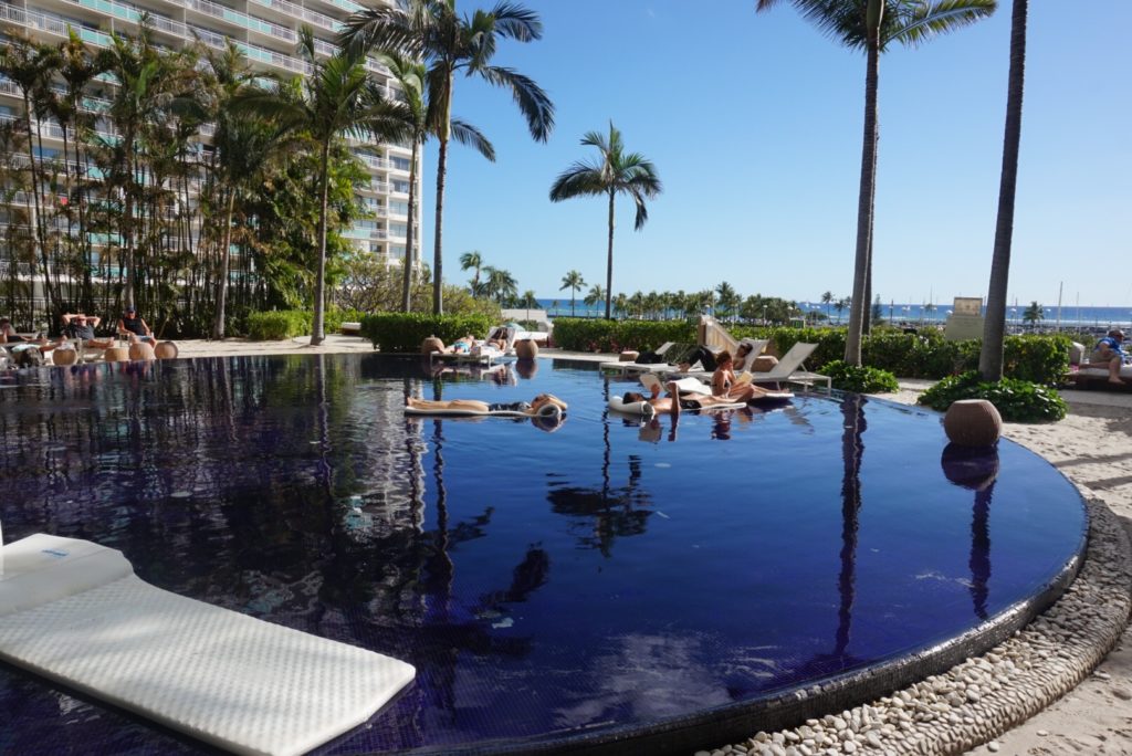 ハワイのホテル、The Modern Honolulu（ザ　モダン　ホノルル）のサンセットプール