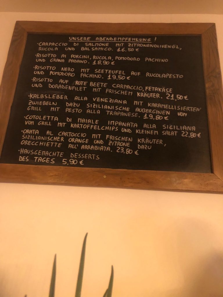 デュッセルドルフのイタリアレストラン、L'animaの日替わりメニューが書かれたブラックボード