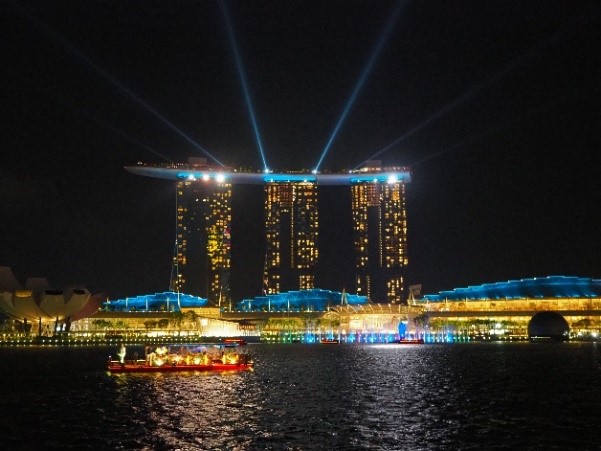 シンガポールのマーライオンパークから見たスペクトラ (SPECTRA)