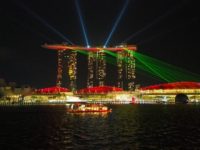 シンガポールのマーライオンパークから見たスペクトラ (SPECTRA)