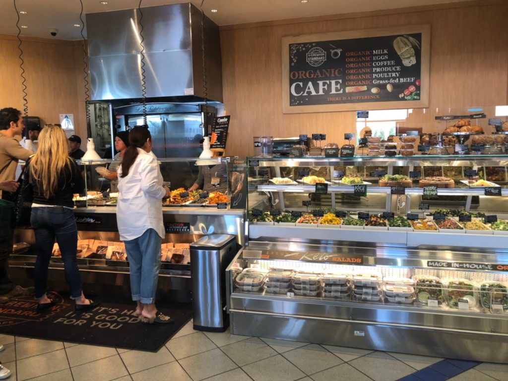 LAの超高級スーパー、エレウォン(Erewhon Market)店内のオーガニックカフェコーナー
