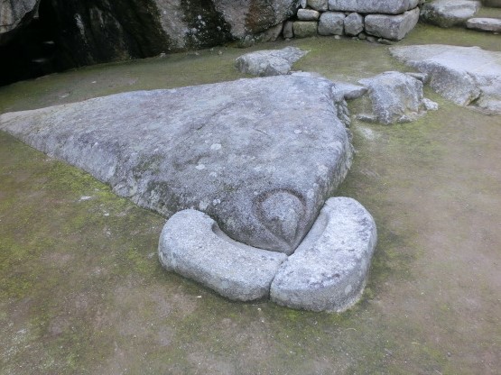 マチュピチュ遺跡のコンドルの神殿の頭部の平石