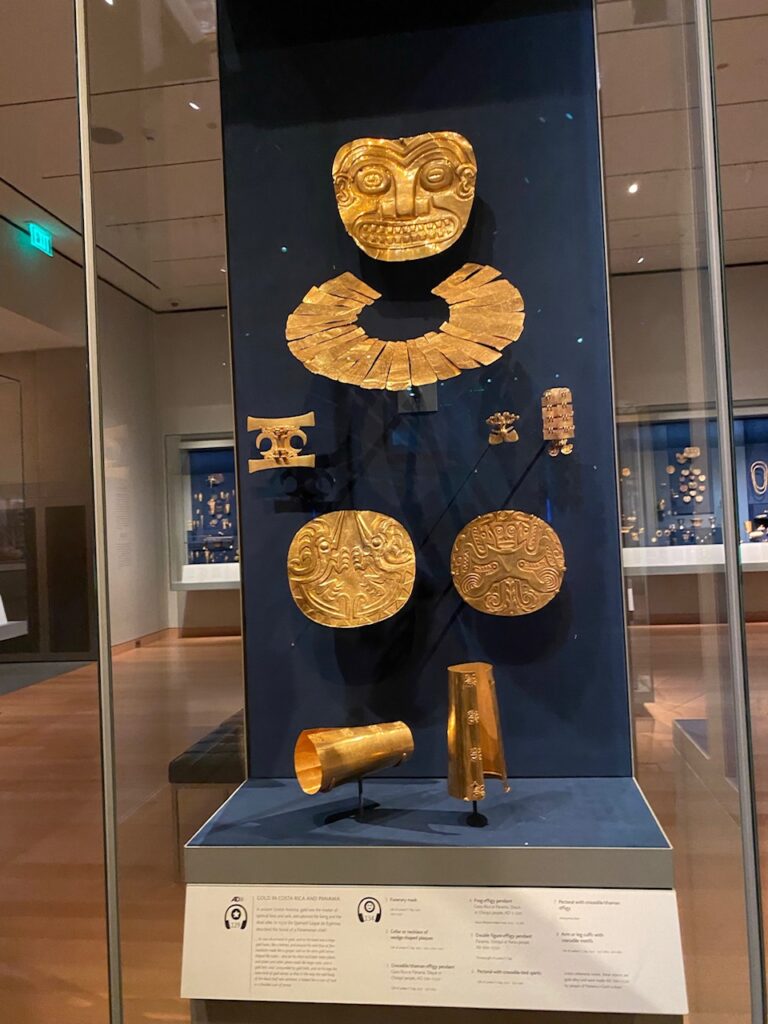 ボストン美術館のアンデスの黄金文化を象徴する装飾品