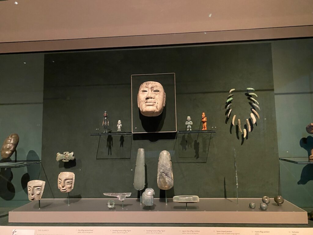 ボストン美術館の、オルメカ文明の仮面と装飾品。